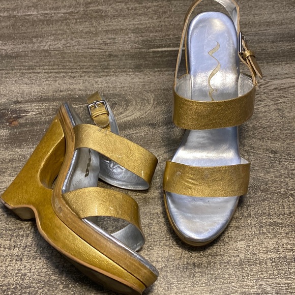 NINA Gold Metallic Patent wedges size 8.5